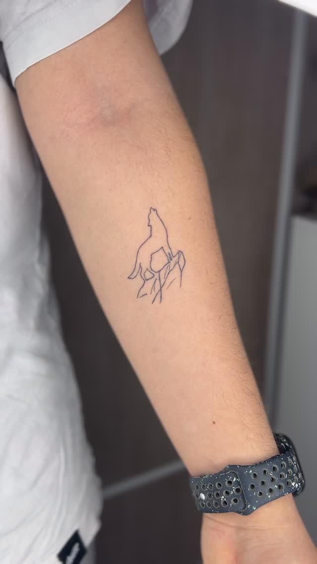 Tatuaje fine line de lobo aullando en línea continua