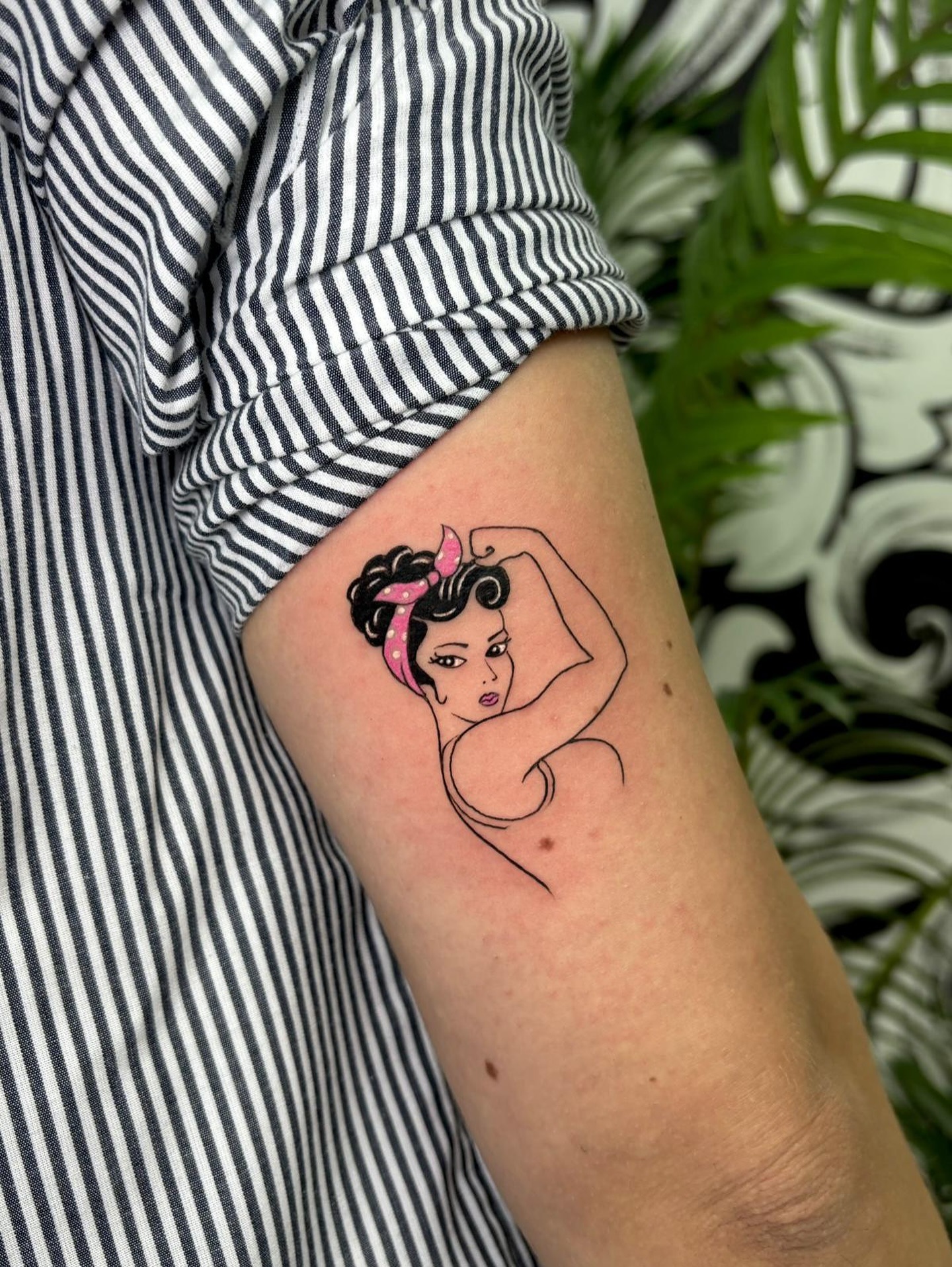 Tatuaje estilo pin-up de mujer con pañuelo rosa
