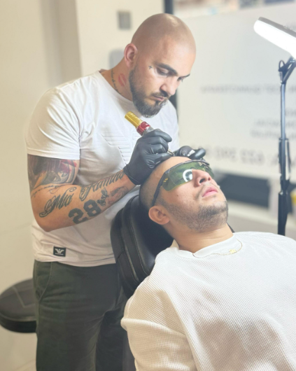 Daniel, especialista en Hair Strokes y micropigmentación capilar