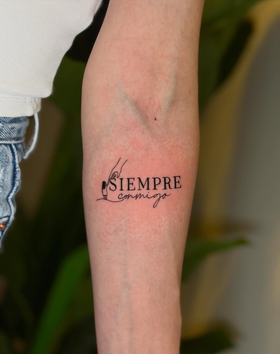 Tatuaje lettering 'Siempre Conmigo' con ilustración