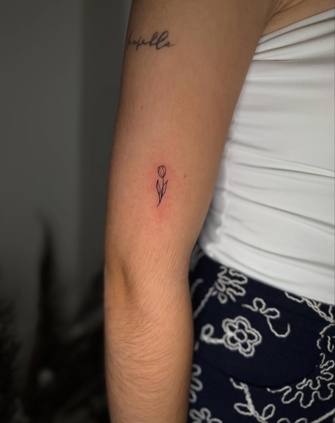 Tatuaje micro tulipán fine line en brazo